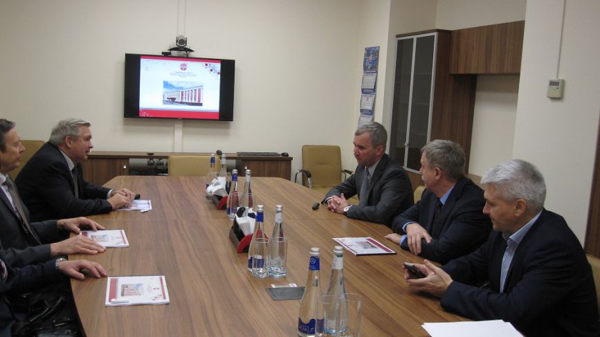 4 декабря 2014 года ОАО «НИИК» посетил министр промышленности и инноваций Нижегородской области Владимир Нефедов